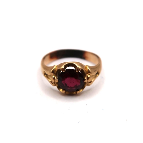 55 - A 15ct gold garnet single stone ring. Size N. Weight 4.11 grams