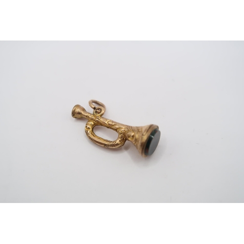  A bloodstone trumpet charm. Tests 9ct. Weight 1.49 grams