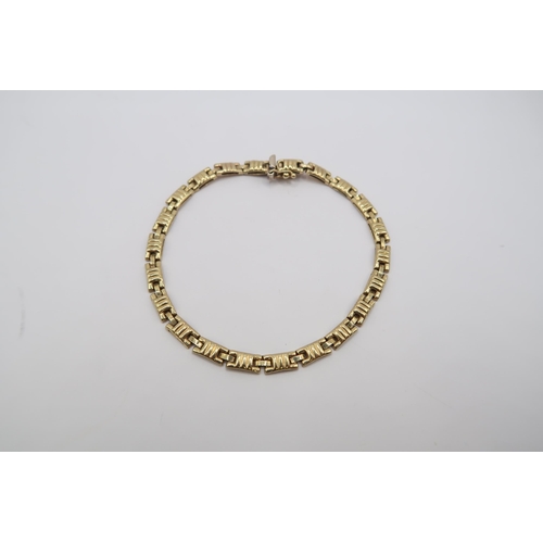  A 9ct gold panel link bracelet. Weight 5.17 grams