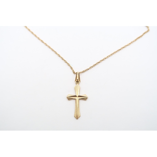  A 9ct Twisted Rope Chain and Cross Pendant&nbsp;Weight: 2.76 Length: 56cm&nbsp;
