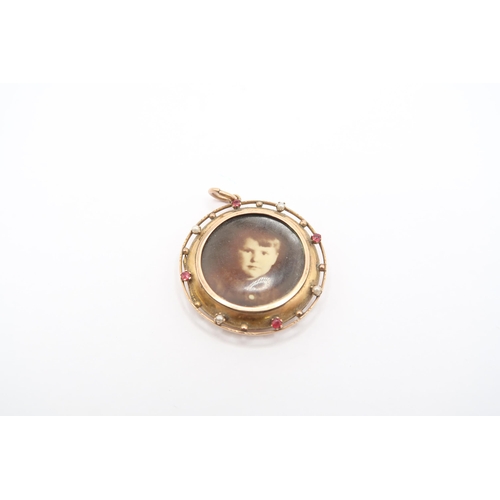  A 9ct Round Photo Locked&nbsp;Weight: 6.66g 3cm Across&nbsp;