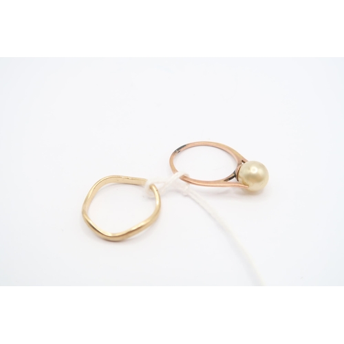  A Worn 9ct Pearl Set Ring together with a shaped 9ct band&nbsp;Weight: 2.88g&nbsp;