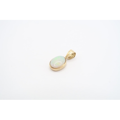  A 14ct Oval Opal Pendant 16mm x 8mm.&nbsp;Weight: 0.93g&nbsp;