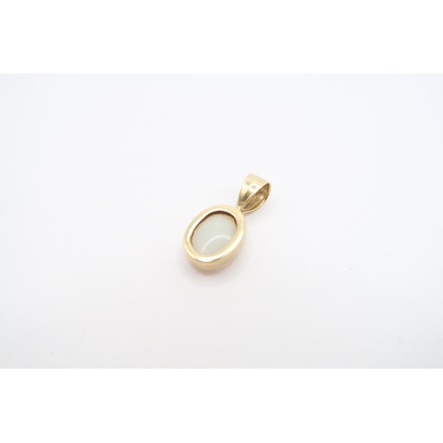 A 14ct Oval Opal Pendant 16mm x 8mm.&nbsp;Weight: 0.93g&nbsp;