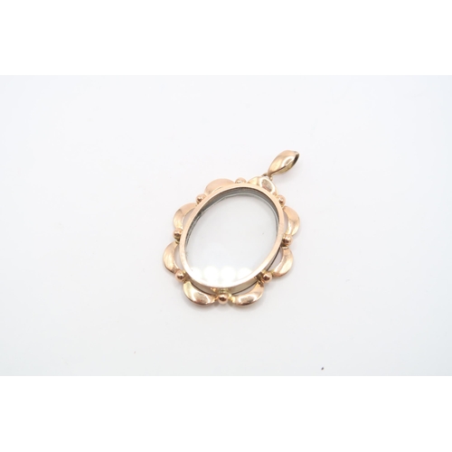184 - An oval photo locket. Stamped 9ct. Weight 3.91 grams