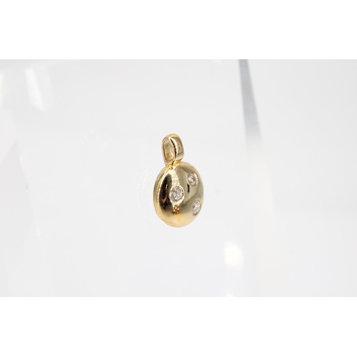 36 - A 9ct gold circular pendant set with CZ. Weight 2.22grams