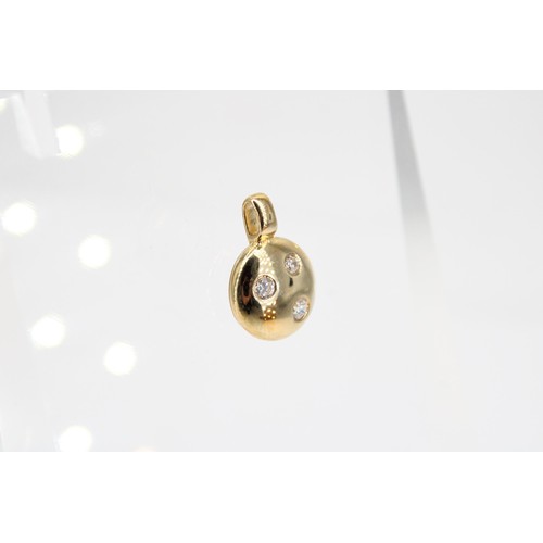 36 - A 9ct gold circular pendant set with CZ. Weight 2.22grams