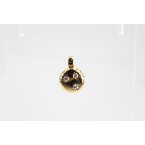 36 - A 9ct gold circular pendant set with CZ. Weight 2.22grams