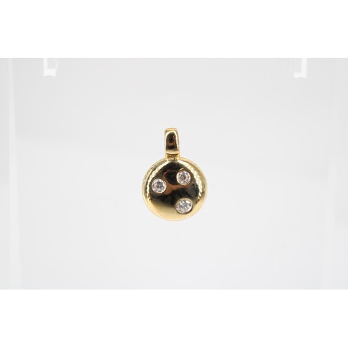 36 - A 9ct gold circular pendant set with CZ. Weight 2.22grams