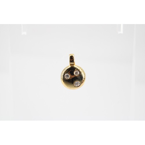 36 - A 9ct gold circular pendant set with CZ. Weight 2.22grams