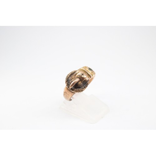 65 - A 9ct gold early 20th century belt ring with green stone highlight. Size O 1/2. Weight 2.27 grams