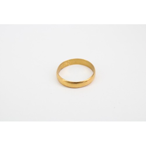 73 - A 22ct band ring. Size O. Weight 2.53 grams