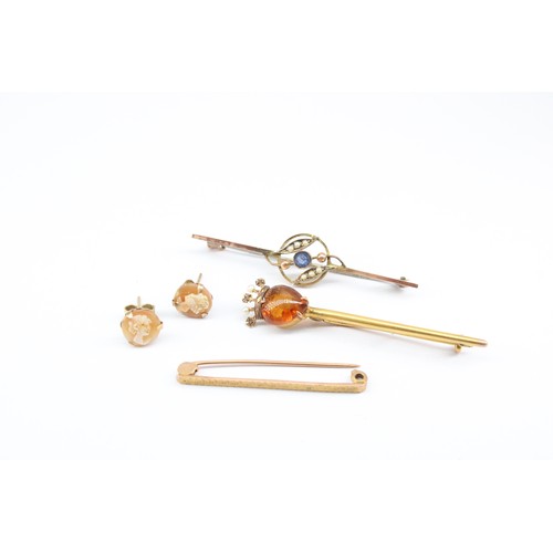 75 - A group of items with marks or testing as 9ct. To include a gem set crown brooch, a bar brooch, a sa... 