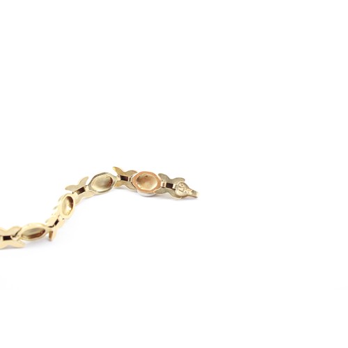 16 - A 14ct T&C Stamped 'Hugs and Kisses' Links Bracelet&nbsp;Weight: 5g Length: 18cm&nbsp;... 