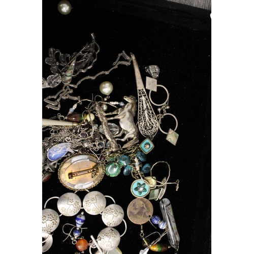 222 - A Quantity of Silver & Costume Jewellery