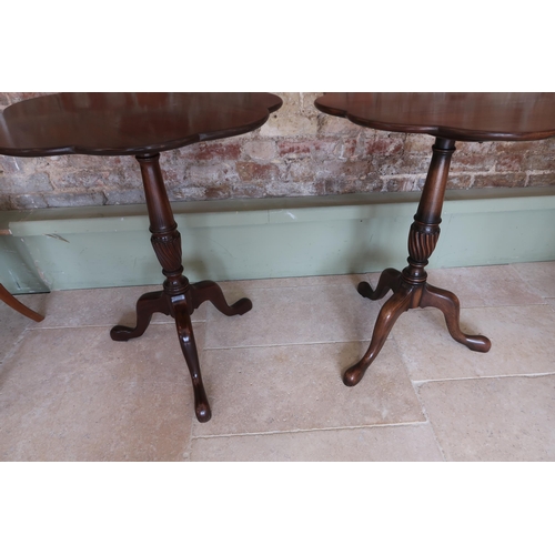 625 - A pair of good quality mahogany occasional tables - Height 71cm x Width 56cm - good general conditio... 