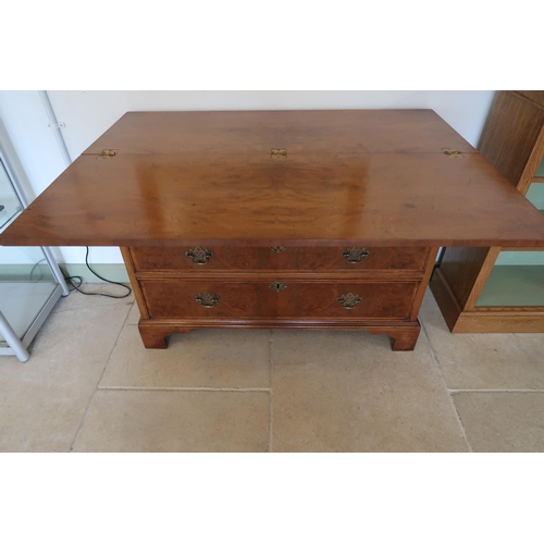 630 - A good quality Georgian style walnut Batchelors chest with a fold over top over four drawers - Width... 