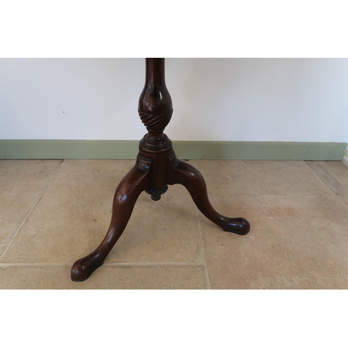 622 - A good quality 18th century mahogany tripod table on a gun barrel base - 77cm - in good condition wi... 
