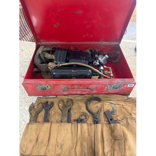 422 - A vintage 1940's/50's Salus breathing apparatus - in original case