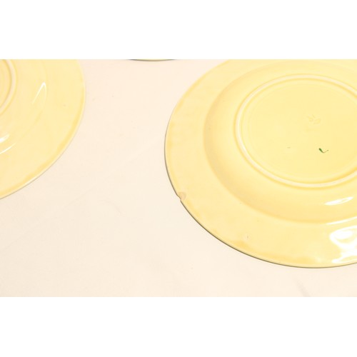  A Set of Five Circa 1930/40's Clarice Cliff Crocus Pattern Dishes,&nbsp;Hand-painted with sprays of ... 