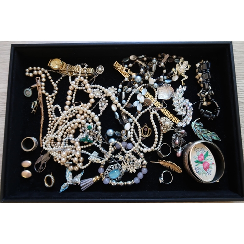 225 - An assortment of costume jewellery