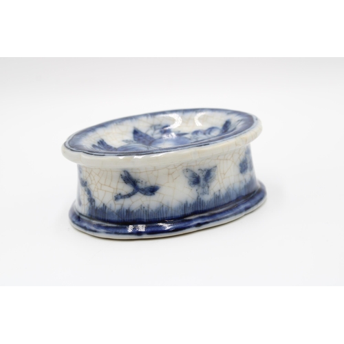 445 - A Chinese Export blue and white porcelain salt, the base marked with an underglaze Chinese character... 