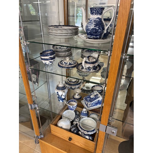 475 - A collection of mainly 19th century and later blue and white Old Willow pattern china&nbsp;