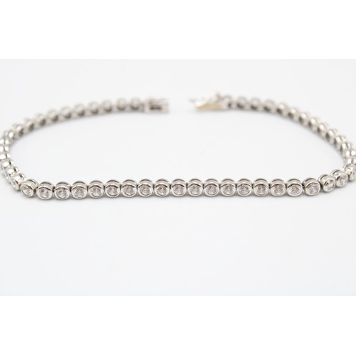  A 14k Marked White Stone (Possibly Sapphire) Line Bracelet&nbsp;Weight: 10.13g Length: 19cm... 