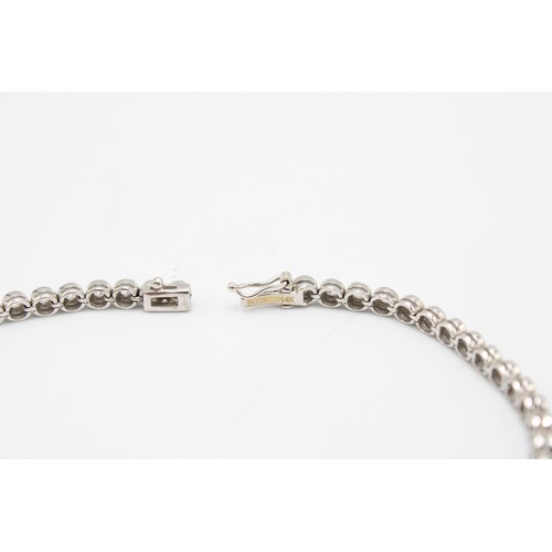  A 14k Marked White Stone (Possibly Sapphire) Line Bracelet&nbsp;Weight: 10.13g Length: 19cm... 