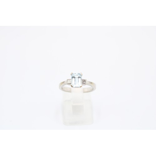  An 18ct White Gold Diamond & Topaz Three Stone Ring with central V Prong Setting&nbsp;Weight: 3.... 