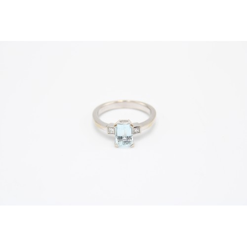  An 18ct White Gold Diamond & Topaz Three Stone Ring with central V Prong Setting&nbsp;Weight: 3.... 