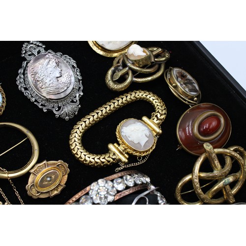  An interesting collection of jewellery, late 18th century and later, including 24 brooches, some Etr... 