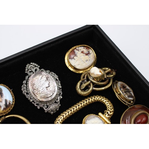  An interesting collection of jewellery, late 18th century and later, including 24 brooches, some Etr... 