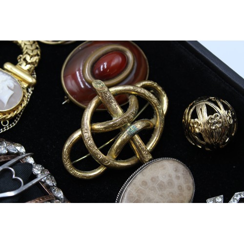  An interesting collection of jewellery, late 18th century and later, including 24 brooches, some Etr... 