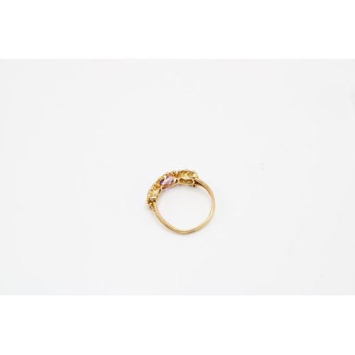  An Unmarked 18ct Tested Peridot & Amethyst Ring, Featuring a unique setting with reeded band des... 