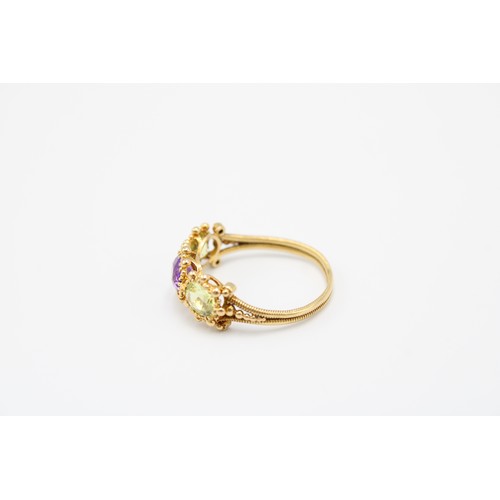  An Unmarked 18ct Tested Peridot & Amethyst Ring, Featuring a unique setting with reeded band des... 