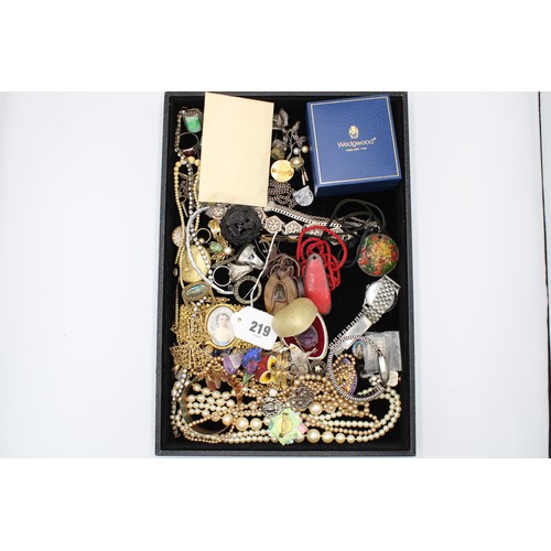  A 9ct gold tested hair clip and a group of silver and costume jewellery, comprising fourteen pieces ... 
