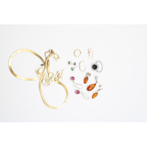  An assortment of jewellery to include some silver pieces and some gem set pieces including emerald, ... 