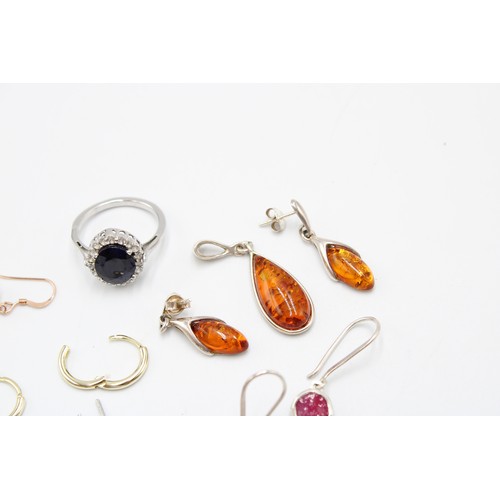  An assortment of jewellery to include some silver pieces and some gem set pieces including emerald, ... 