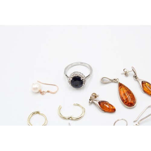  An assortment of jewellery to include some silver pieces and some gem set pieces including emerald, ... 