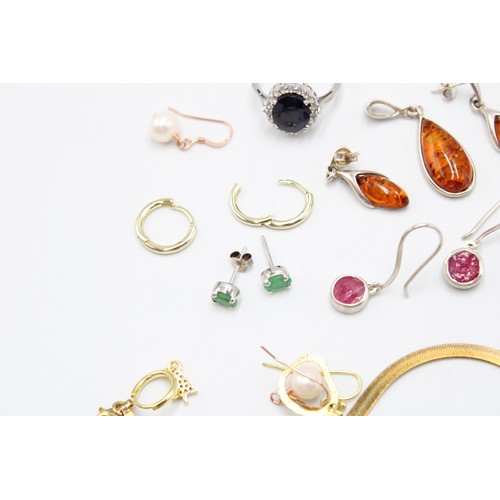  An assortment of jewellery to include some silver pieces and some gem set pieces including emerald, ... 