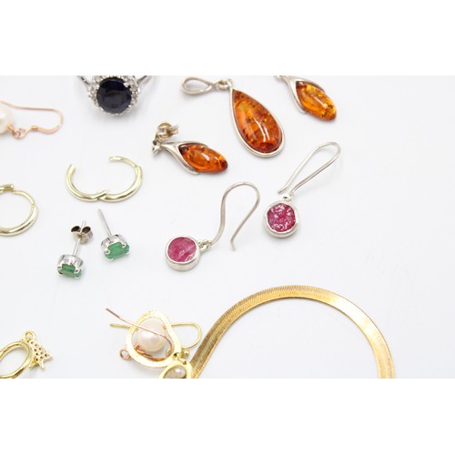  An assortment of jewellery to include some silver pieces and some gem set pieces including emerald, ... 