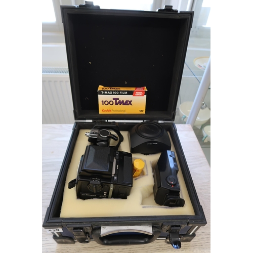 458 - A 1970s Zenza Bronica film camera, having a Speed Grip and other accessories to include 1:2.8 F=75mm... 