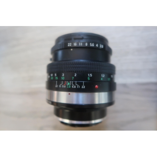 458 - A 1970s Zenza Bronica film camera, having a Speed Grip and other accessories to include 1:2.8 F=75mm... 