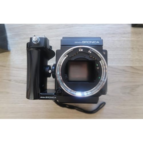 458 - A 1970s Zenza Bronica film camera, having a Speed Grip and other accessories to include 1:2.8 F=75mm... 