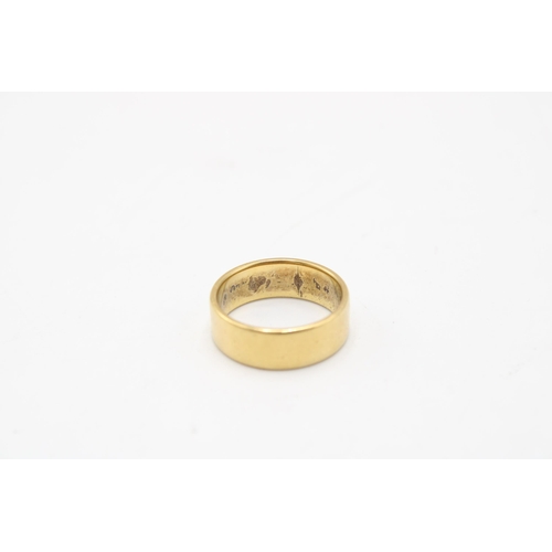 20 - An 18ct gold 7mm band ring. Size Q. Weight 8.51 grams