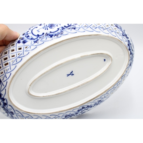 431 - A porcelain dish, bearing Meissen marks, Blue Onion pattern, pierced sides, width 25cm