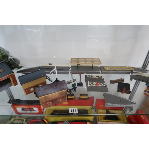581 - Hornby Model Railways Various Buildings Including Station Booking Office, 2 x Signal Boxes, Platform... 