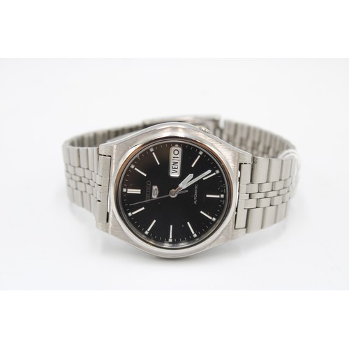  A 1990's Seiko 5 Automatic, Reference 7S26-3170 A5. Featuring a stainless steel case & bracelet,... 