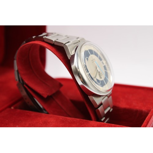  An Automatic 1970's Omega Geneve 'Dynamic'. Featuring a Stainless Steel Case & Bracelet, Silver ... 